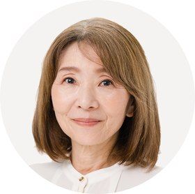 施術前の浅井さん。根元に白髪が目立ち、髪が伸びて重たい印象