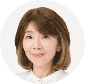 ウィッグを装着した施術前の浅井さん。自毛とウィッグの髪色が合っていない