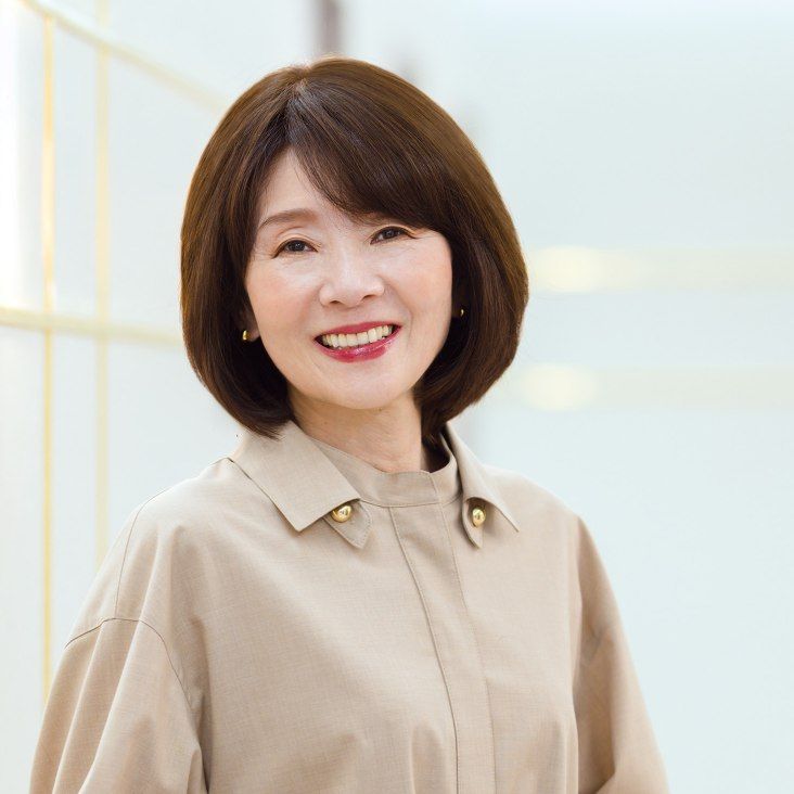 仕上がったヘアスタイルの浅井さん
