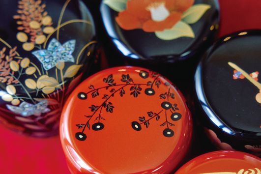 蒔絵をあしらった会津漆器の椀と皿