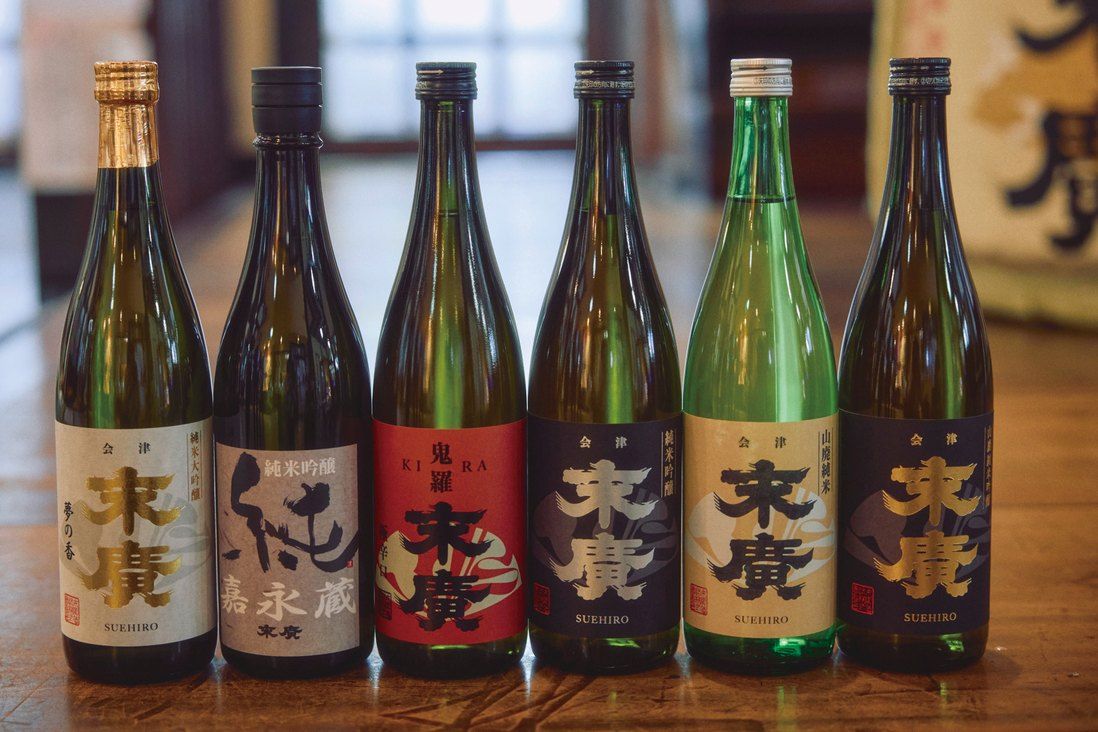 直売店に並ぶ末廣酒造の日本酒の瓶