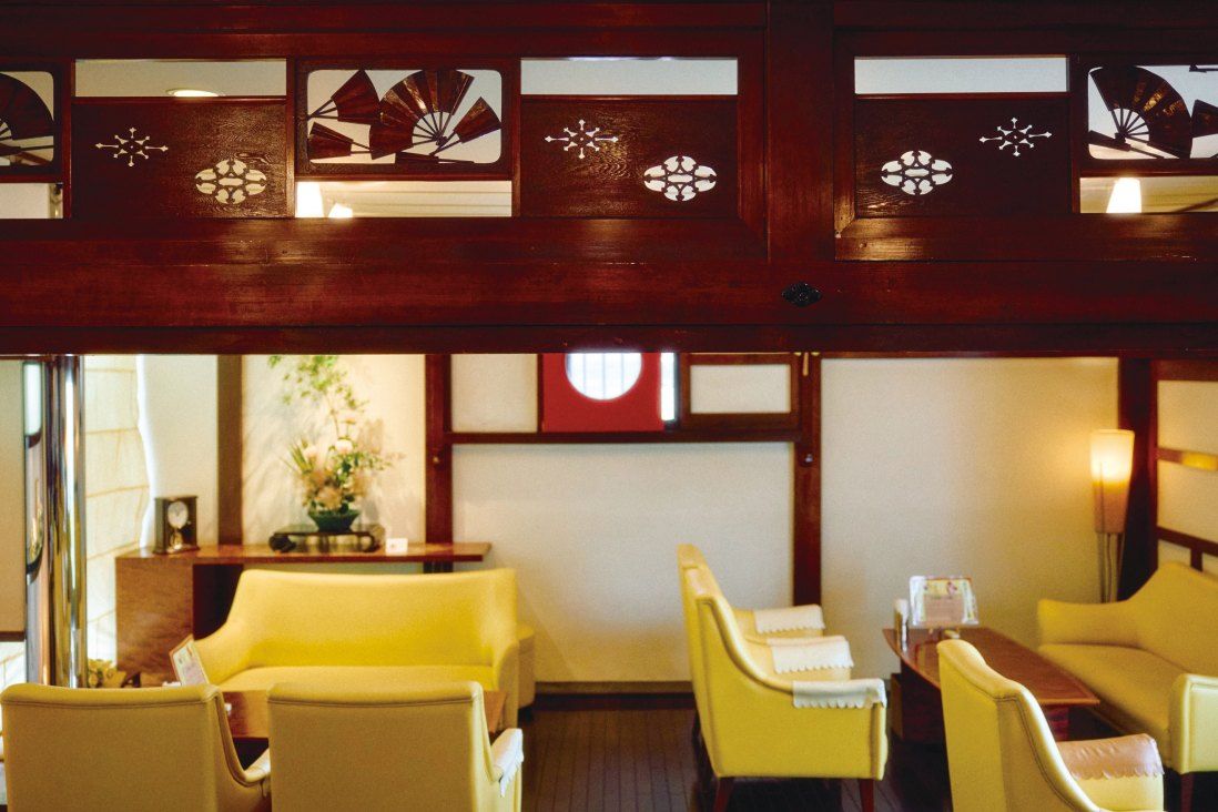 見事な欄間が設えられたカフェの店内