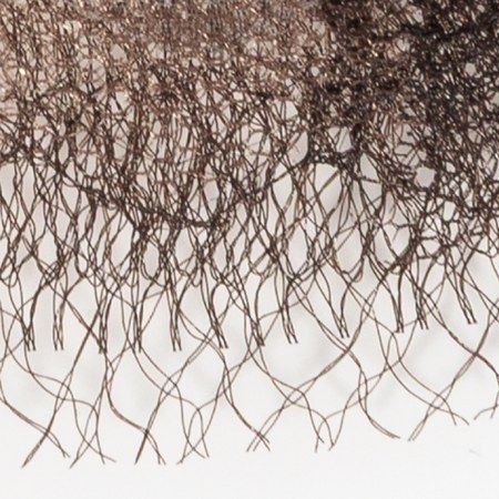 細い毛が密に植えられ、地肌になじむフロントネットの拡大