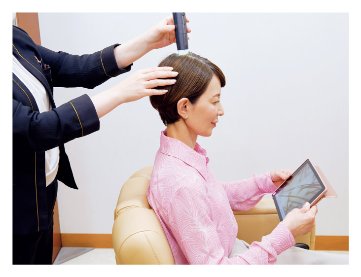 ヘアカウンセラーが専用の機器で、頭皮の状態を詳しくチェックします。