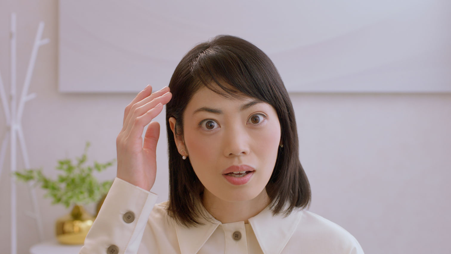 前髪に120本プラス つけて触って自然なつけ心地を実感。